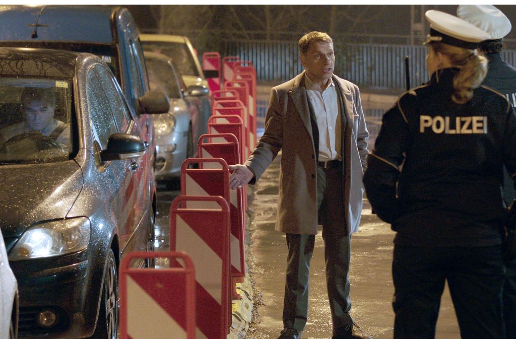 Kommissar Thorsten Lannert (Richy Müller) braucht für die Ermittlung im Stau die Unterstützung der Schutzpolizei –  eine Szene der „Tatort“-Folge „Stau“.