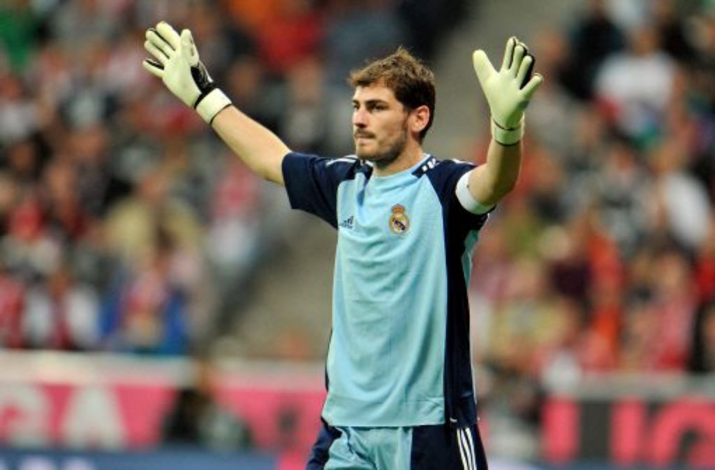 Im Tor steht mit Iker Casillas von Real Madrid der Welttorhüter des Jahres 2011.