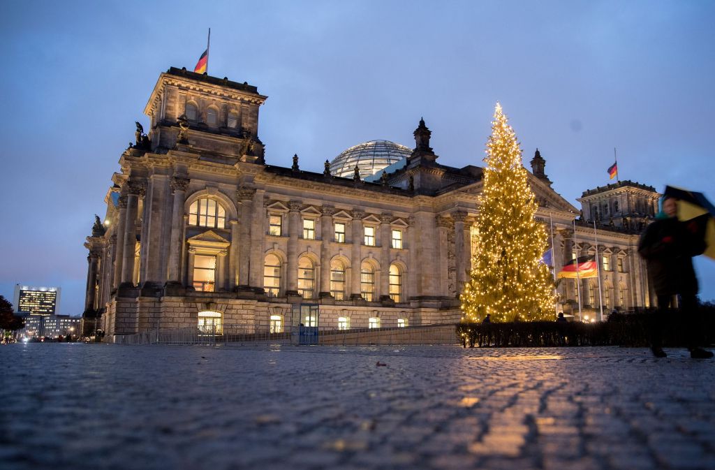 Den Eingang des Reichstagsgebäudes in Berlin ziert dieses Jahr eine 27 Meter hohe Fichte aus dem Landkreis Goslar.