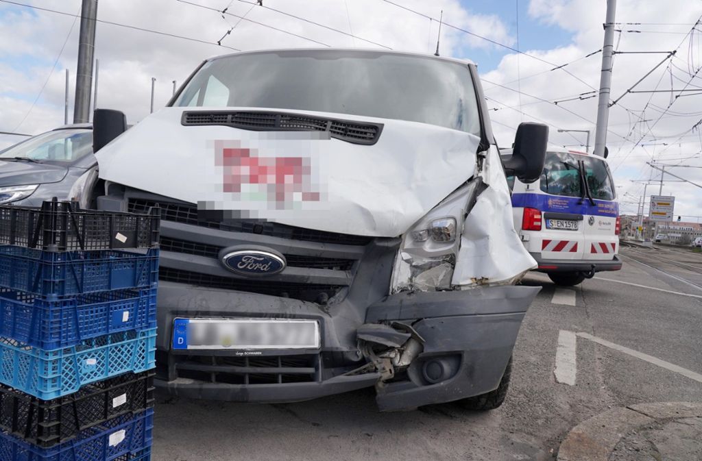 Der Ford-Fahrer zog sich bei dem Unfall leichte Verletzungen zu.