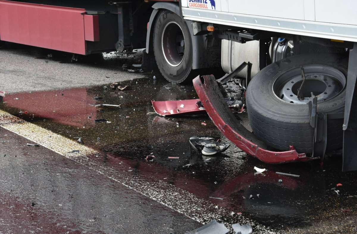 Der Lastwagenfahrer war an einem Stauende in einen Sattelzug gekracht.