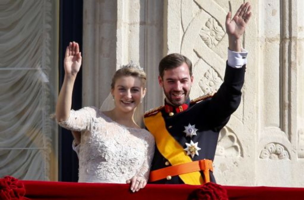 Luxemburgs Traumpaar: Erbgroßherzog Guillaume und seine frisch vermählte Frau Stéphanie auf dem Balkon des großherzoglichen Palasts.