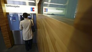 In der Filiale der  BW-Bank in Plieningen steht  Kunden  derzeit nur der Bankautomat zur Verfügung.. Foto: Archiv/Michael Steinert