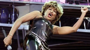 Wenn Tina Turner in solch einem Outfit The Best oder Private Dancer anstimmte, lagen ihr die Fans zu Füßen. An Vitalität, Temperament und erotischer Ausstrahlung konnte so manche 25-Jährige der Queen of RocknRoll kaum das Wasser reichen. Heute mag es die am 26. November vor 75 Jahren geborene US-Amerikanerin mit schweizer Pass weit ruhiger. Foto: dpa