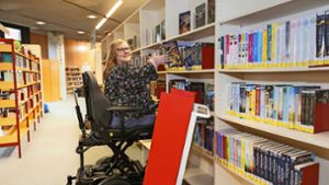Darf ihren Traumjob in der  Böblinger Bücherei lernen: Nina Walter hat die Mitarbeiter von sich überzeugt. Foto: Stefanie Schlecht