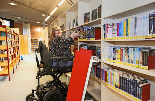 Darf ihren Traumjob in der  Böblinger Bücherei lernen: Nina Walter hat die Mitarbeiter von sich überzeugt. Foto: Stefanie Schlecht