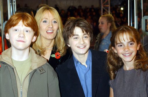 Rupert Grint (l.), Daniel Radcliffe und Emma Watson und die Autorin J. K. Rowling im Jahr 2001 bei der Premiere des ersten Harry-Potter-Films Foto: dpa/William Conran
