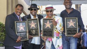 Ronald Bell (zweiter von links) mit dem Rest von Kool and the Gang.  Unser Foto zeigt die Band  im Oktober 2015 mit Sternen für den Hollywood Walk of Fame. Foto: AP/Rich Fury