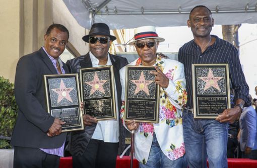 Ronald Bell (zweiter von links) mit dem Rest von Kool and the Gang.  Unser Foto zeigt die Band  im Oktober 2015 mit Sternen für den Hollywood Walk of Fame. Foto: AP/Rich Fury