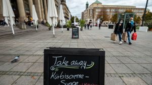 Seit Montag müssen Gastronomen wie hier auf dem Stuttgarter Schlossplatz wieder schließen. Nur Speisen zum Mitnehmen sind noch erlaubt. Foto: Lichtgut/Leif Piechowski