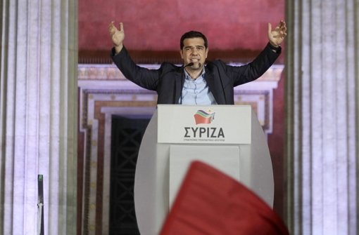 Lenkt ab sofort die Geschicke Griechenlands: Linksparteichef Alexis Tsipras – hier bei einer Siegesfeier in Athen – wurde noch gestern als Ministerpräsident vereidigt Foto: dpa