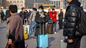 Eine Reisende in Peking versucht, sich mit  Mundschutz vor der Infektion mit dem Coronavirus zu schützen Foto: dpa/Mark Schiefelbein