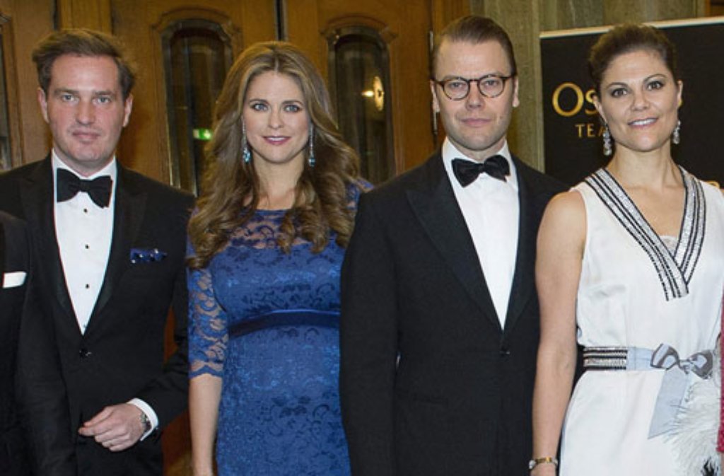 Zusammen mit ihrem Ehemann Chris ONeill (links), ihrer Schwester Victoria und ihrem Schwager Daniel kommt die schwangere Prinzessin Madeleine (zweite von links) ins Stockholmer Oscars Theater.