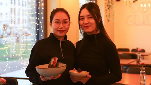 Zwei der drei Betreiberinnen des Soy Clubs: Tram Tu (li.) und Hanh Vu Foto: Lichtgut/Zophia Ewska