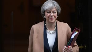 Schwarz, weiß und beige: die Bekleidung der britischen Premierministerin Theresa May könnte fast nicht schlichter sein. Nur ihre Schuhe sorgen des öfteren für Aufsehen. Foto: dpa