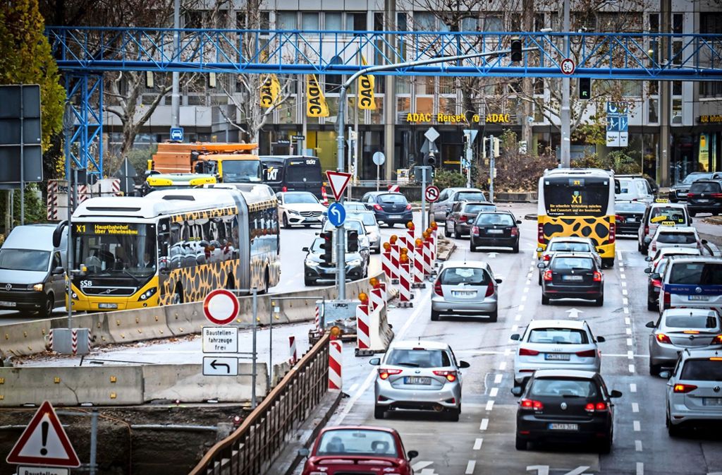 Am Neckartor in Stuttgart ballt sich der Verkehr. Die Kreuzung  gilt seit einigen Jahren als bundesweit schmutzigeste. Foto: Lichtgut/Achim Zweygarth