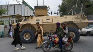 Bewaffnete Taliban sind in den Straßen von Kabul unterwegs. Foto: AFP//WAKIL KOHSAR