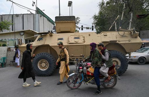 Bewaffnete Taliban sind in den Straßen von Kabul unterwegs. Foto: AFP//WAKIL KOHSAR
