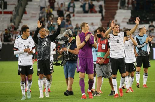 Die Nationalspieler um Kapitän Manuel Neuer (Mitte) bedanken sich bei den Fans in Stuttgart. Denn die Stimmung ist deutlich gestiegen. Foto: Baumann/Hansjürgen Britsch
