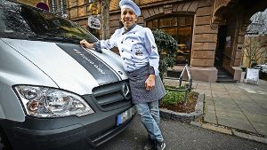 Bäckermeister Jürgen Frank liefert die Brezeln mit dem E-Auto. Foto: Lichtgut/Achim Zweygarth