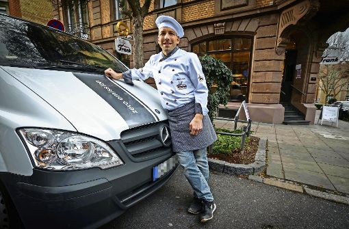 Bäckermeister Jürgen Frank liefert die Brezeln mit dem E-Auto. Foto: Lichtgut/Achim Zweygarth
