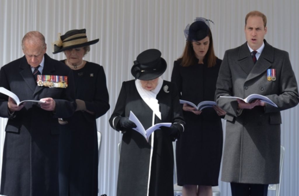 Gemeinsam mit seinen Großeltern Königin Elizabeth II (Mitte) und Prinz Philip (links) hat Prinz William an einer Veranstaltung zum Gedenken an die Schlacht von Gallipoli in der Türkei vor 100 Jahren teilteilgenommen.