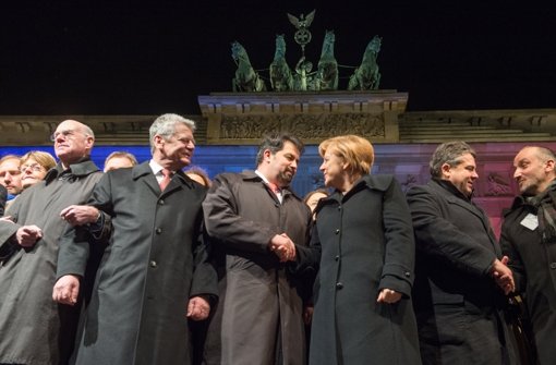 Zusammenschluss bei der Mahnwache vor dem Brandenburger Tor. Foto: POOL/dpa