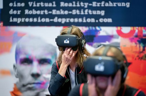 Im Rahmen der Vorstellung der Aufklärungskampagne über Depressionen konnten Journalisten mit einer VR-Brille einen Eindruck davon bekommen, wie sich die Krankheit anfühlt. Foto: dpa/Kay Nietfeld
