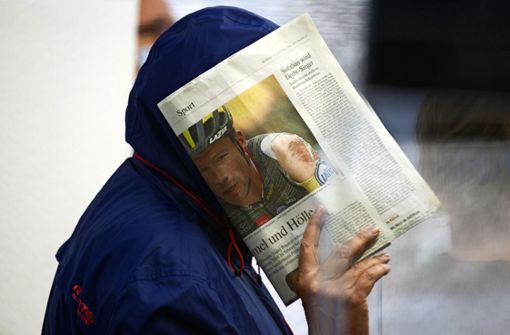 Am Tag der Urteilsverkündung hat sich Hartmut M. hinter einer Zeitung verborgen. Foto: LICHTGUT/Leif Piechowski
