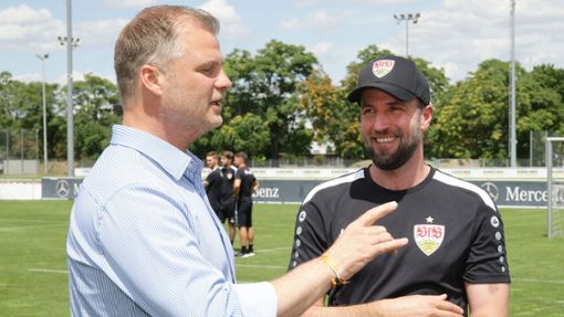 VfB-Sportdirektor Fabian Wohlgemuth (li.) und Trainer Sebastian Hoeneß befinden sich gemeinsam mit Vorstandschef Alexander Wehrle schon jetzt in den Planungen für die kommende Saison. Foto: Baumann