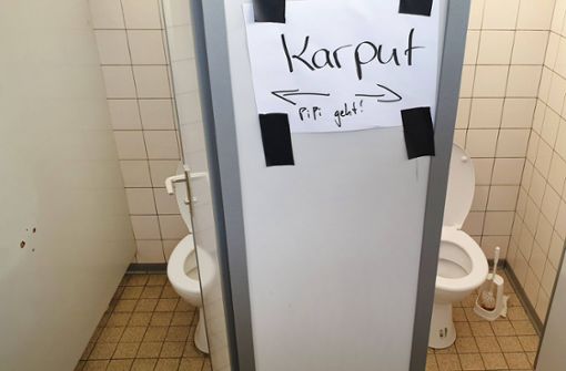 „Karput – PiPi geht“: Die falsche Rechtschreibung  an einer Toilettentür ausgerechnet an einer Schule ist genauso wenig vertrauenserweckend wie der sanitäre und hygienische Zustand dieses Schülerklos.  Foto: Imago/Blickwinkel