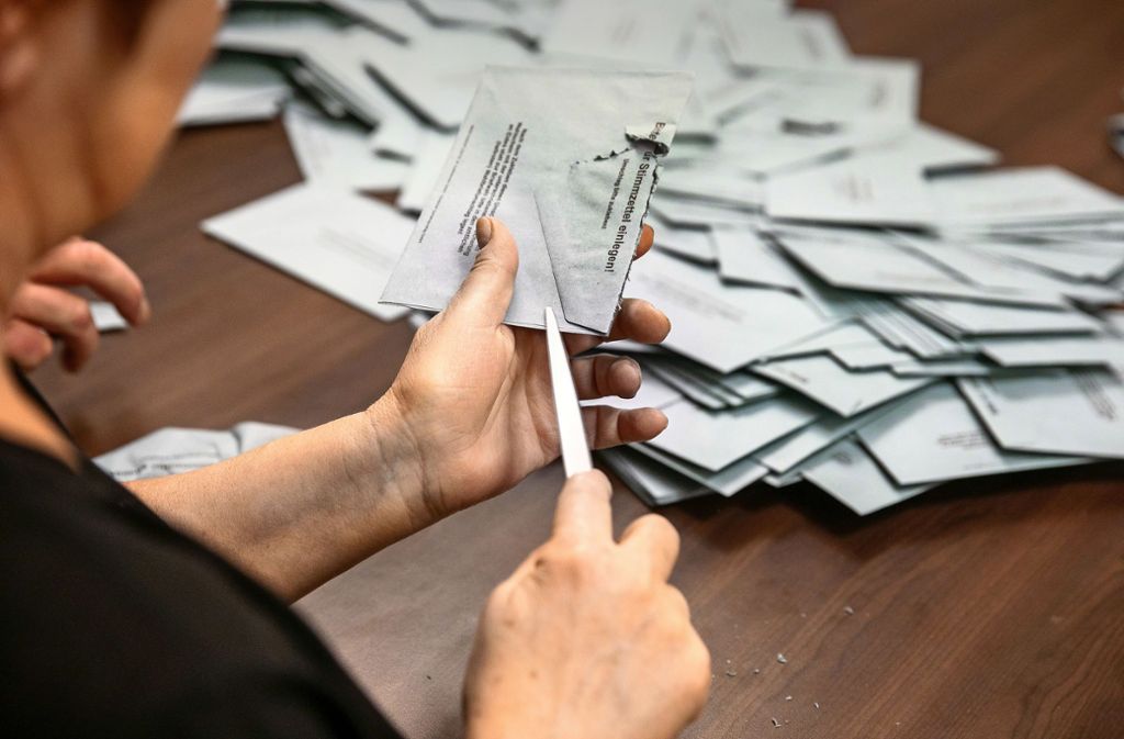 Mehr als 4600 Wahlumschläge mussten nach dem Bürgerentscheid in Uhingen geöffnet werden. Foto: /Horst Rudel