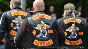 Das öffentliche Zeigen von Rockersymbolen ist grundsätzlich nicht strafbar. Das Bochumer Landgericht sprach am Dienstag zwei angeklagte Mitglieder des Motorradclubs „Bandidos“ frei. (Symbolbild) Foto: dpa