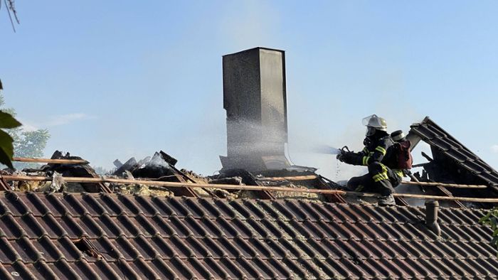 Feuerwehr rückt zu Dachstuhlbrand aus