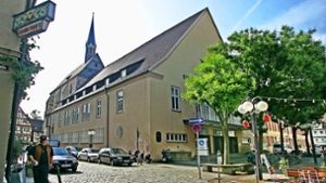Momentan untersuchen Architekten, ob sich das Gemeindehaus und die Franziskanerkirche als Büchereistandort  eignen. Foto: Horst Rudel