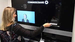 Die neue Videokasse der Commerzbank – getestet in einer Berliner Filiale. Die Mitarbeiterin wird per Video zugeschaltet. Foto: Commerzbank AG