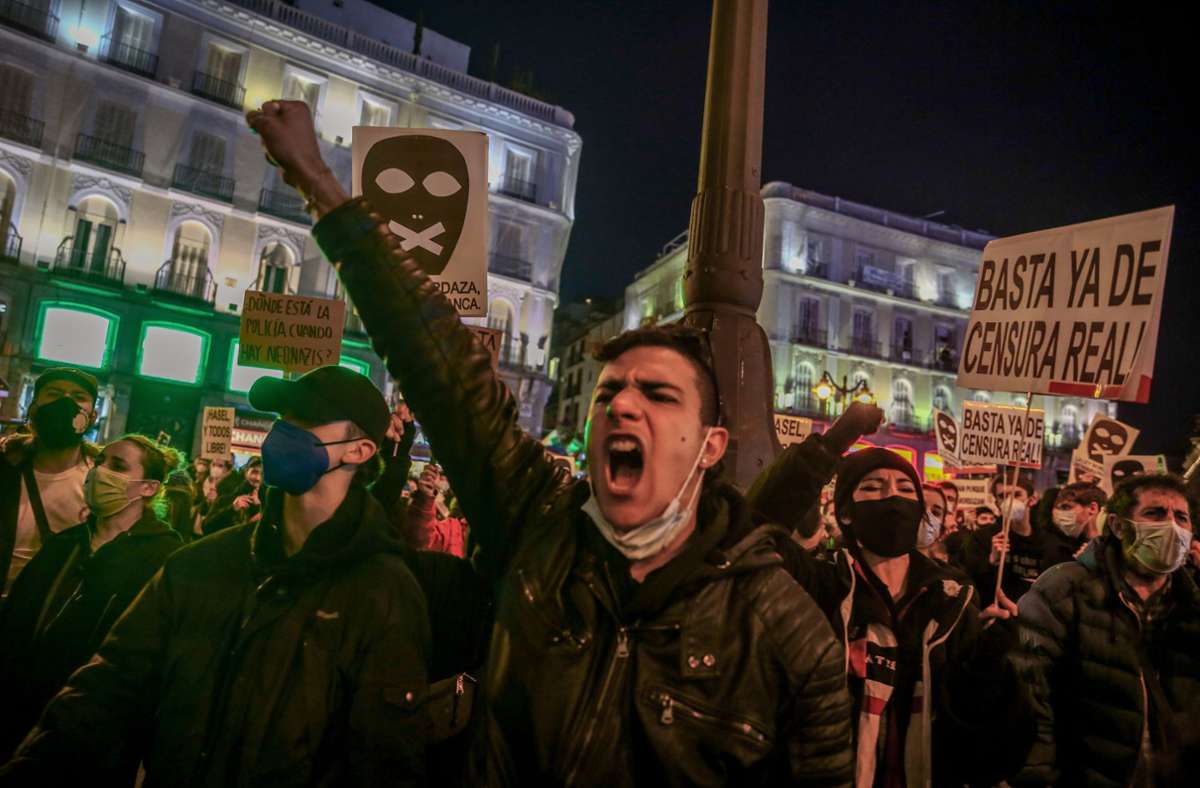 In Madrid demonstrieren Menschen gegen die Festnahme des Rappers Hasél. Foto: dpa/Ricardo Rubio