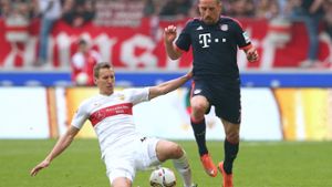Schwerer Stand gegen Franck Ribéry: VfB-Verteidiger Florian Klein (li.). Foto: Getty
