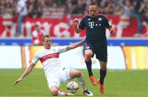 Schwerer Stand gegen Franck Ribéry: VfB-Verteidiger Florian Klein (li.). Foto: Getty