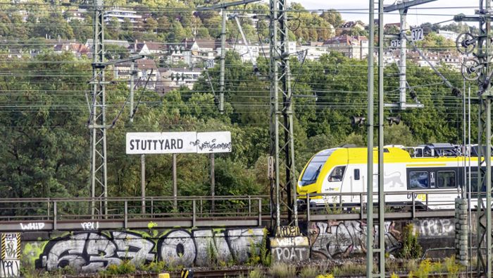 Nächster Halt „Stuttyard“ – Stuttgarts offizielles Bahnhofsschild übermalt