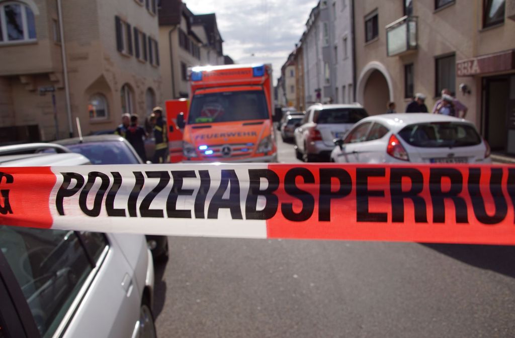 Der Mercedes schoss rückwärts aus dem Grundstück in Stuttgart-Degerloch  – und verletzte eine 74-Jährige tödlich.