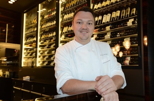 Küchenchef Peter Hagen im Restaurant Ammolite. Der 35-Jährige ist der Überraschungssieger der diesjährigen Sternevergabe des renommierten «Michelin»-Führers. Er ist der einzige Sternekoch, dessen Restaurant sich in einem Freizeitpark befindet.  Foto: dpa
