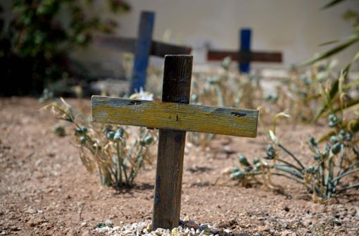 Ein Holzkreuz auf Lampedusa erinnert an die Menschen, die bei ihrer Flucht über das Mittelmeer ertrunken sind. Die EU sucht nach neuen Regeln, um die illegale Migration einzudämmen. Foto: AFP/TIZIANA FABI
