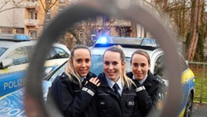 Die Drillinge Vanessa, Lara und Samira Böß (von links) arbeiten jeweils bei der Polizei. Foto: dpa/Uli Deck