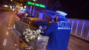 Bevor sein Audi völlig ausgebrannt ist, hat ein 28-Jähriger am Montagabend in Stuttgart-Kaltental sechs parkende Autos gerammt. Foto: www.7aktuell.de/Eyb