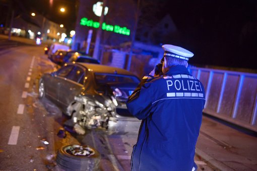 Bevor sein Audi völlig ausgebrannt ist, hat ein 28-Jähriger am Montagabend in Stuttgart-Kaltental sechs parkende Autos gerammt. Foto: www.7aktuell.de/Eyb
