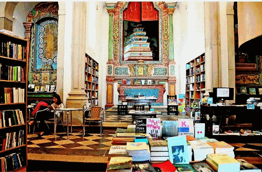 Schöner schmökern in Óbidos, Portugal: Buchhandlung in der entweihten Kirche Igreja Santiago.  Foto: Schümann