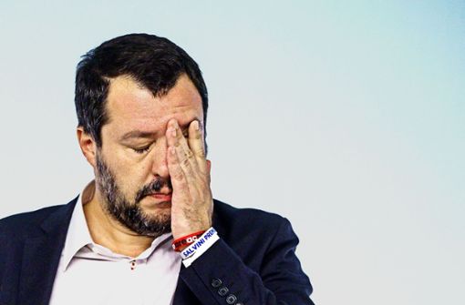 Augen zu und durch – der italienische Innenminister und Lega-Chef Matteo Salvini will gegenüber der EU keinen Zentimeter zurückweichen. Foto: AP