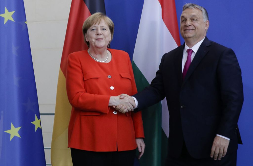 Ein selten gesehener Händedruck zwischen Kanzlerin Angela Merkel und Ungarns Ministerpräsident Viktor Orban. Foto: AP
