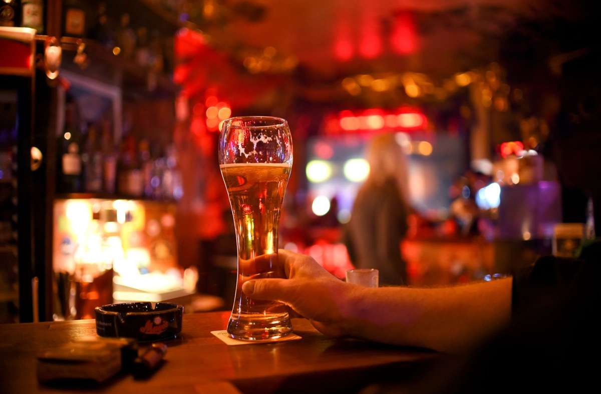 Das letzte Bier in Kneipen wird häufig zügig getrunken – Stuttgarter Wirte müssen seit der Weihnachtsfeiertage um 22.30 Uhr schließen. (Symbolbild) Foto: dpa/Britta Pedersen